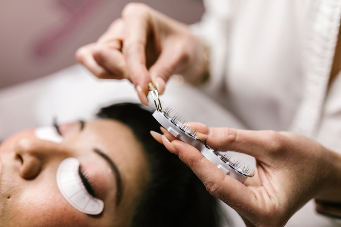 Différentes techniques extensions de cils : cil à cil, mixte, volume russe.