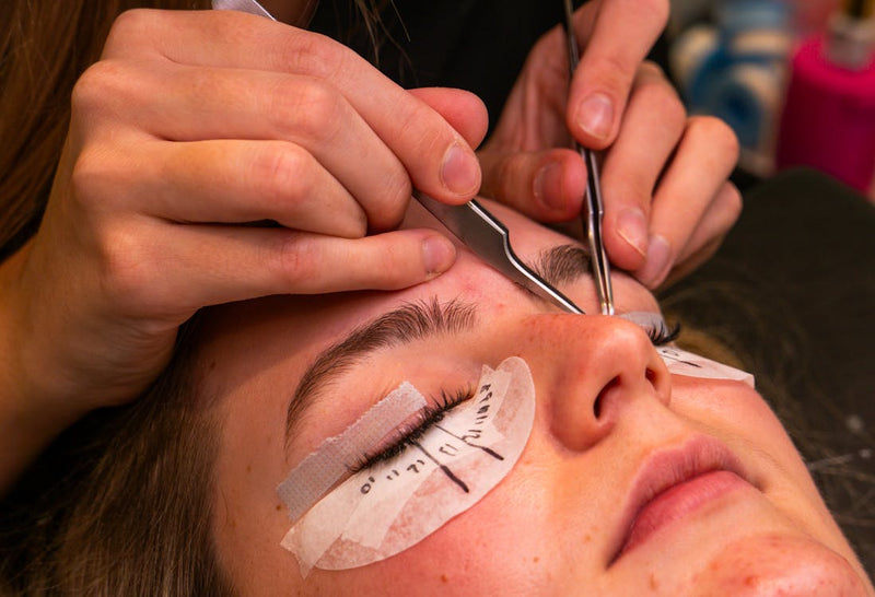 Comparatif rehaussement de cils et extensions, résultat professionnel en salon