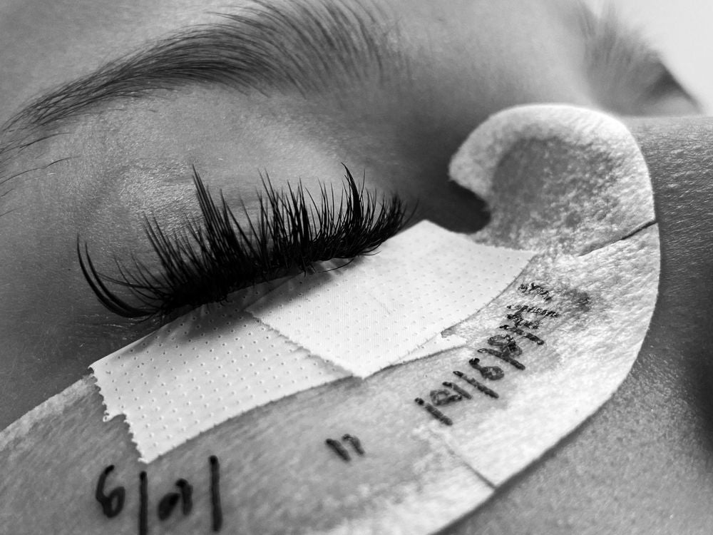 Extensions de cils pose professionnelle gros plan, guide complet techniques et entretien