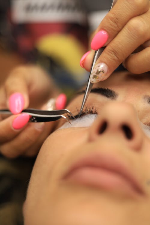 Demi-pose extensions de cils, pose précise par technicienne professionnelle