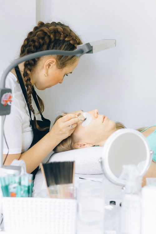 Extensions de cils après 3 semaines, durée et rétention en salon professionnel.