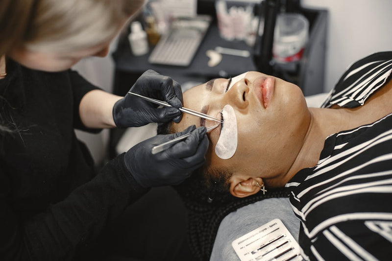 Rehaussement de cils lash lift en salon beauté, résultat naturel et bouclé