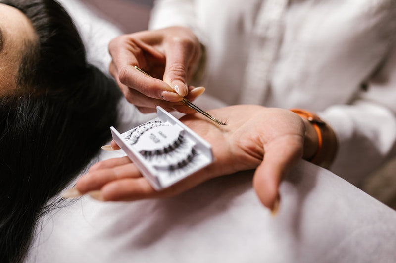 Faux cils magnétiques tenus entre les doigts, application sans colle naturelle