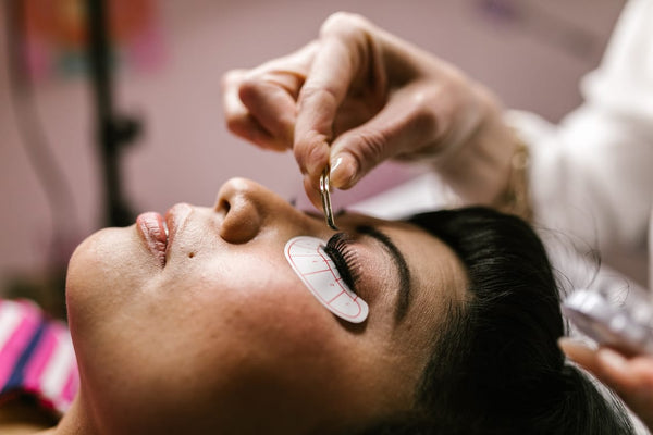 Pose de faux cils magnétiques avec pince, guide étape par étape sans colle